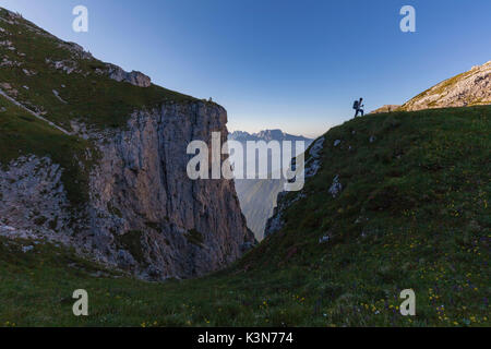 Wanderer in der Silhouette in der Nähe von Gabel Besausega, Dolomiten, Pale di San Lucano, Agordino, Belluno, Region Venetien, Italien, Europa Stockfoto