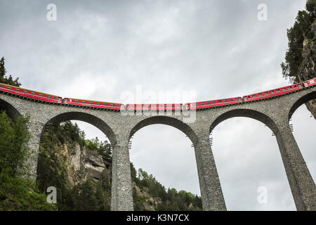 Glacier Express & Landwasser Viadukt, Filisur, Graubünden, Schweiz Stockfoto