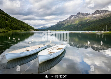 Zwei Boote auf dem Silvaplanersee, Engadin, Graubünden, Schweiz Stockfoto