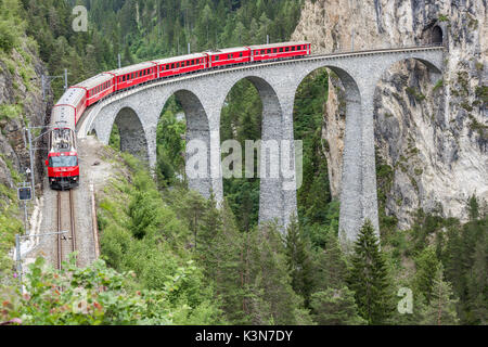 Glacier Express & Landwasser Viadukt, Filisur, Graubünden, Schweiz Stockfoto