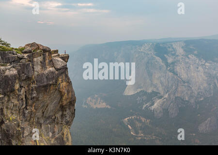 Person auf der Flanke an Taft Point, Yosemite Tal. Yosemite National Park, Mariposa County, Kalifornien, USA. Stockfoto