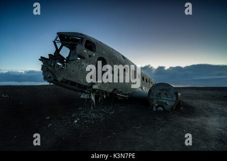 Die verlassenen US Navy DC Ebene am Strand von Solheimasandur, Sudurland, Island, Europa Stockfoto