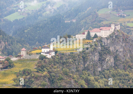 Blick auf das Kloster Säben und seine Weinberge. Klausen, Eisacktal, Bozen, Trentino Alto Adige, Südtirol, Italien, Europa. Stockfoto