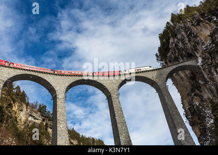 Bernina Express Red Train entlang Landwasserviadukt. Filisur, Graubünden, Schweiz, Europa. Stockfoto