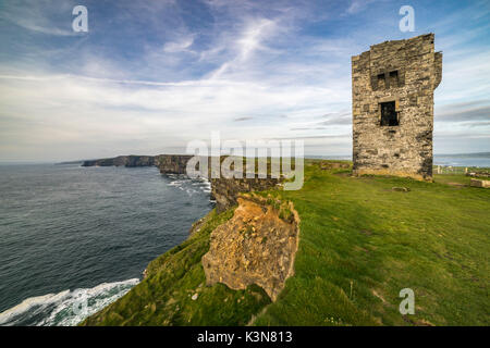 Moher Tower auf der Hag Kopf. Die Klippen von Moher, Liscannor, Co. Clare, Irland, Europa. Stockfoto