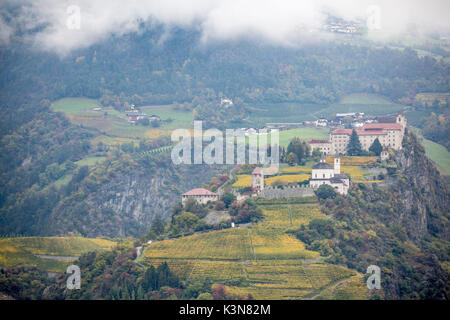 Blick auf das Kloster Säben und seine Weinberge. Klausen, Eisacktal, Bozen, Trentino Alto Adige, Südtirol, Italien, Europa. Stockfoto