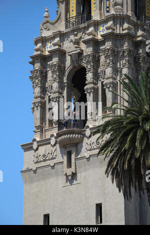 Mehrere Personen genießen Sie den Blick von der berühmten California Tower im Balboa Park, San Diego, Kalifornien, vor kurzem der Öffentlichkeit erstmals 80 Jahre geöffnet Stockfoto