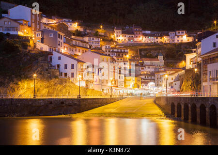 Cudillero, Asturien, Spanien. Blick auf das Dorf am Abend