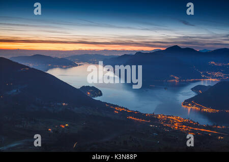 Iseo See, Lombardei, Italien. Eine Ansicht von Iseo See am Abend von Rodondone Berg, in der Nähe von Santa Maria der Giogo Heiligtum Stockfoto