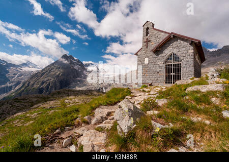 Val Genova, Naturpark Adamello-Brenta, Provinz Trient, Südtirol, Italien. Eine kleine Kirche in Erinnerung an die Soldaten in der Nähe von mandrone Zuflucht. Stockfoto