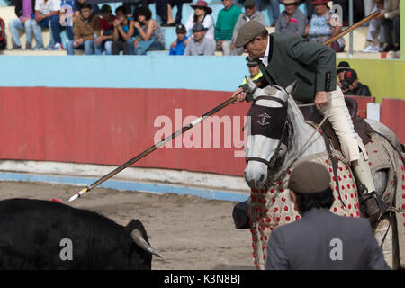 Juni 18, 2017 Pujili, Ecuador: picador auf dem Pferderücken redy zu durchbohren der Rückseite der Stier mit Lanze Stockfoto