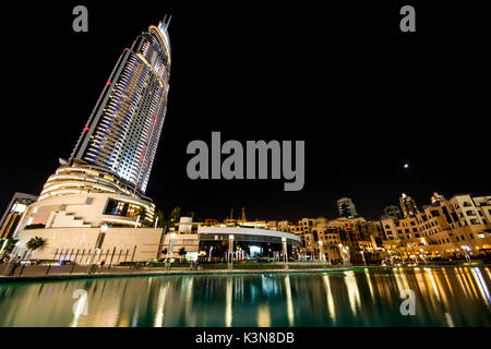 Die Wolkenkratzer von Hotel Adresse Downtown Dubai und der Burj Dubai Lake in der Nacht. Vereinigte Arabische Emirate Stockfoto