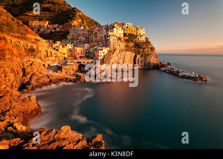 Manarola, Cinque Terre, Ligurien, Italien. Manarola, einer der fünf Länder Dörfer, wird von den letzten Sonnenstrahlen erleuchtet Stockfoto