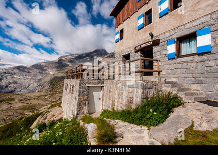 Val Genova, Naturpark Adamello-Brenta, Provinz Trient, Südtirol, Italien. Die mandron Zuflucht' Trento Stadt' am oberen Genova Tal, Trentino platziert. Stockfoto