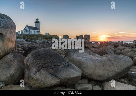 Sonnenuntergang hinter dem Leuchtturm Pontusval. Brignogan-Plage, Finistère, Bretagne, Frankreich. Stockfoto