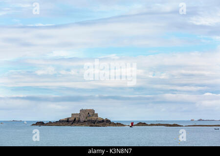 Die Festung auf Petit Bé Isle. Dinard, Ille-et-Vilaine, Bretagne, Frankreich. Stockfoto