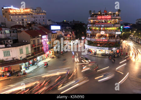 Luftaufnahme von Hanoi in der Dämmerung an der Kreuzung weiter zum Hoan Kiem See, Zentrum von Hanoi finden. Stockfoto