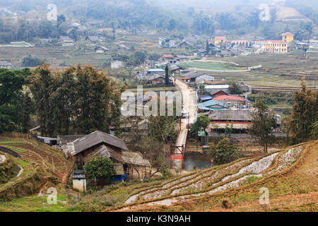 Dorf in der Nähe von Sapa - Lao Cai im Norden Vietnams. Sapa ist berühmt für die Reisterrassen. Stockfoto