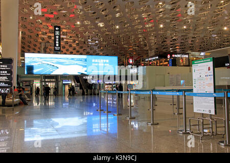 Menschen zu Fuß innerhalb der Shenzhen Bao'an International Airport in Guangdong, China Stockfoto