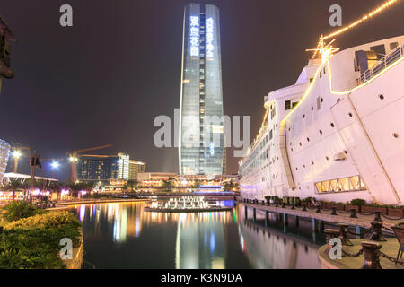 Neue Sea World Plaza, einem der Wahrzeichen von Shenzhen, in der Nacht mit dem künstlichen See in der Mitte. Das Schiff wurde ursprünglich als Anceevilla bekannt und wurde später umbenannt in 'Minghua" durch die Chinesen, die es kaufte, China Stockfoto