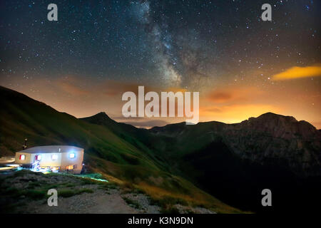 Fargno Zuflucht in der Nacht, in der backgronud 'Pizzo Tre Vescovi" und Bove Berge Sibillini Mountains National Park, Provinz Macerata, Marken, Italien Stockfoto