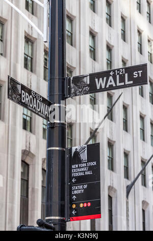 Ampel an der Wall Street und Broadway, Manhattan, New York City, New York, USA. Stockfoto