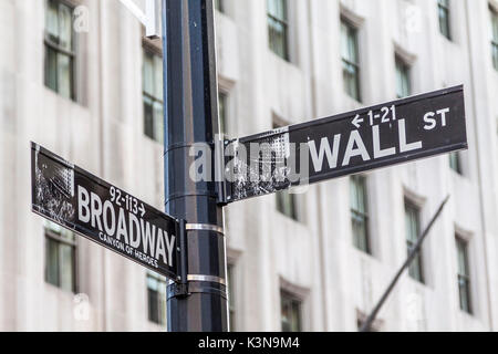 Ampel an der Wall Street und Broadway, Manhattan, New York City, New York, USA. Stockfoto