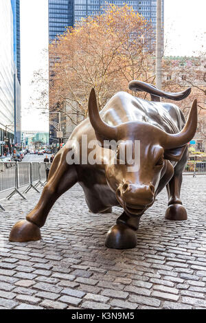 Bronze Wall Street Bull am Broadway in Manhattan, New York City, New York, USA Stockfoto