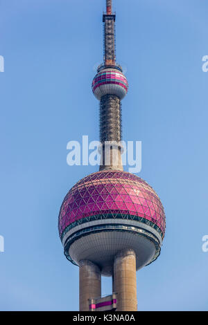 China, Shanghai. Der Oriental Pearl Tower in Pudong Stockfoto