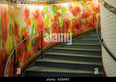 Abbesses: Wandgemälde und Wendeltreppe. Station Abbesses Paris, Frankreich. Stockfoto