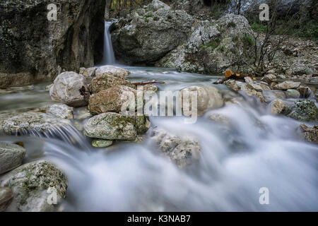 Wasserfall in den Felsen in den Bergen, Monte Cucco NP, Appennines, Umbrien, Italien Stockfoto