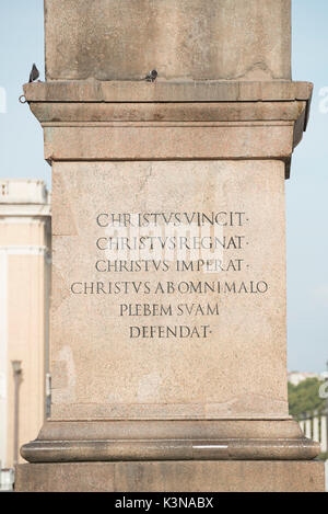 Iscription auf der Obelisk auf dem Petersplatz, Vatikan, Rom, Latium, Italien Stockfoto