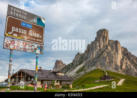 Namensschild und Hütte am Giau mit gusela Berg auf dem Hintergrund, Dolomiten, Venetien, Italien Stockfoto