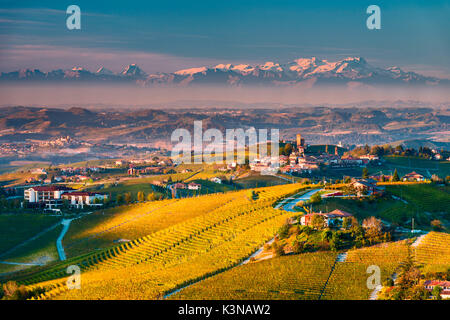 Italien, Piemont, Cuneo, Langhe - herbstliche Ansicht Stockfoto