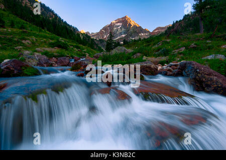 Die Malinvern peack und Riofreddo River bei Sonnenuntergang. Europa. Italien. Piemont. Cuneo entfernt. Stura Tal Stockfoto