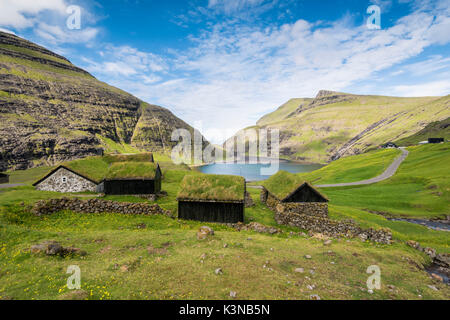 Saksun, Stremnoy Island, Färöer, Dänemark. Iconic grünes Dach Häuser. Stockfoto