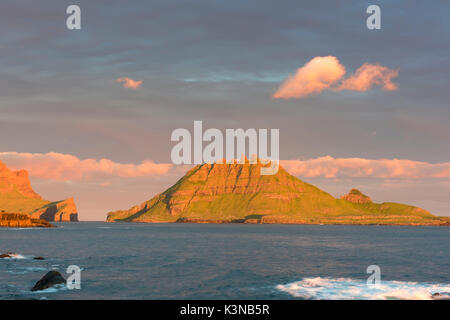 Vagar Island, Färöer, Dänemark. Sonnenuntergang über Tindholmur Inselchen. Stockfoto