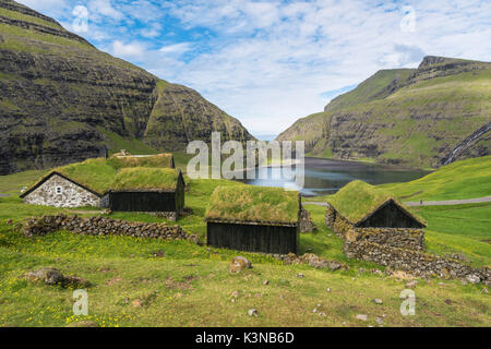 Saksun, Stremnoy Island, Färöer, Dänemark. Iconic grünes Dach Häuser. Stockfoto