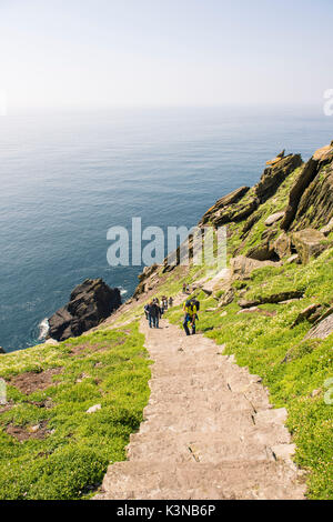 Skellig Michael (Great Skellig), Skellig Inseln, Provinz County Kerry, Munster, Irland, Europa. Touristen steigt die Treppe zum Kloster. Stockfoto