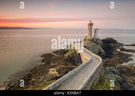 Diable lightouse bei Sonnenaufgang. Plouarzel, Finistère, Bretagne, Frankreich. Stockfoto
