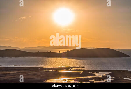 Sonnenuntergang über Isla do Sol, der Titicacasee, Bolivien, Südamerika. Stockfoto
