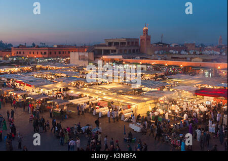 Platz Jemaa el Fna, Marrakech, Marokko, Nordafrika. Stände am Abend bei Sonnenuntergang. Stockfoto