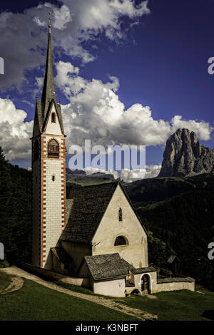 Die kleine Kirche des Hl. Jakob, in der Nähe von St. Ulrich, Langkofel (Langkofel und Plattkofel (plattkofel) auf der Rückseite, Gröden, Dolomiten, Italien Stockfoto