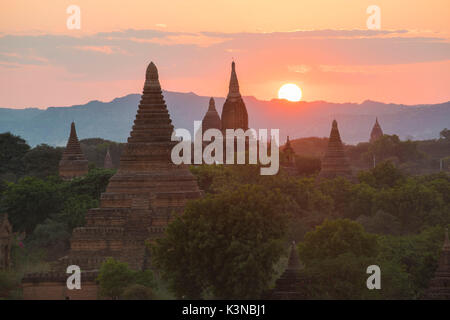 Bagan, Mandalay, Myanmar (Birma). Stupas bei Sonnenuntergang. Stockfoto