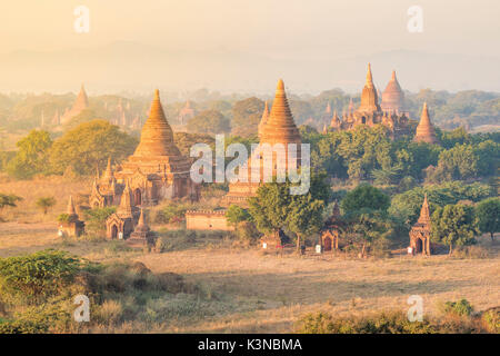 Bagan, Mandalay, Myanmar (Birma). Pagoden und Tempel bei Sonnenaufgang. Stockfoto