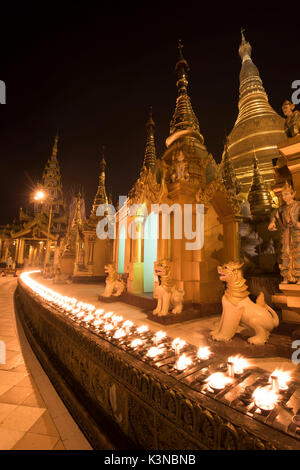 Yangon, Myanmar (Birma). Reihen von Kerzen in der Shwedagon Pagode in der Nacht. Stockfoto