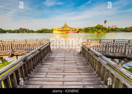 Yangon, Myanmar (Birma). Die Karaweik-halle Folgen Palast auf dem Kandawgyi See. Stockfoto