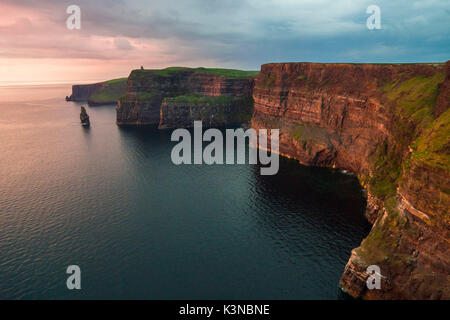 Die Klippen von Moher (Aillte eine Mhothair), Doolin, County Clare, Provinz Munster, Irland, Europa. Luftaufnahme von den Klippen bei Sonnenuntergang. Stockfoto