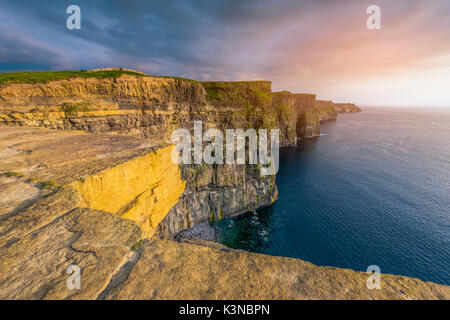 Die Klippen von Moher (Aillte eine Mhothair), Doolin, County Clare, Provinz Munster, Irland, Europa. Sonnenuntergang über den Klippen. Stockfoto