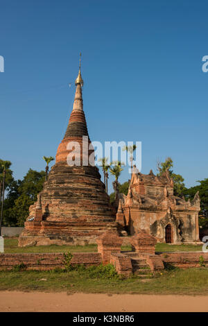 Inwa, Mandalay, Myanmar (Birma). Typische buddhistische Stupas. Stockfoto